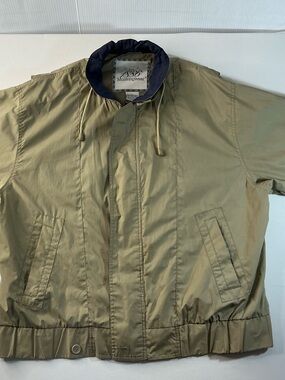 Munsingwear Men’s Khaki Windbreaker with Navy Collar